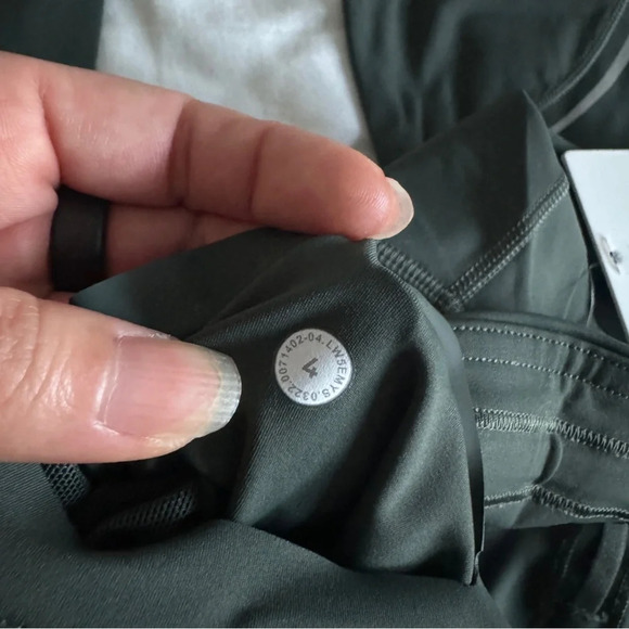 🆕 Lululemon Base Pace HR Reflective Tight 25” Smoked Spruce - Picture 9 of 11